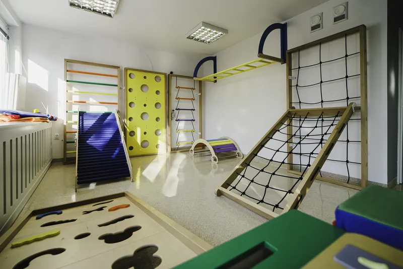 Sala integracji sensorycznej — drabinki, ścianka i siatka do wspinania