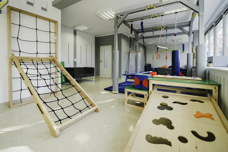 Sala integracji sensorycznej — konstrukcja do podwieszania sprzętu