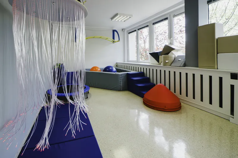 Sala integracji sensorycznej — suchy basen i kurtyna świetlna