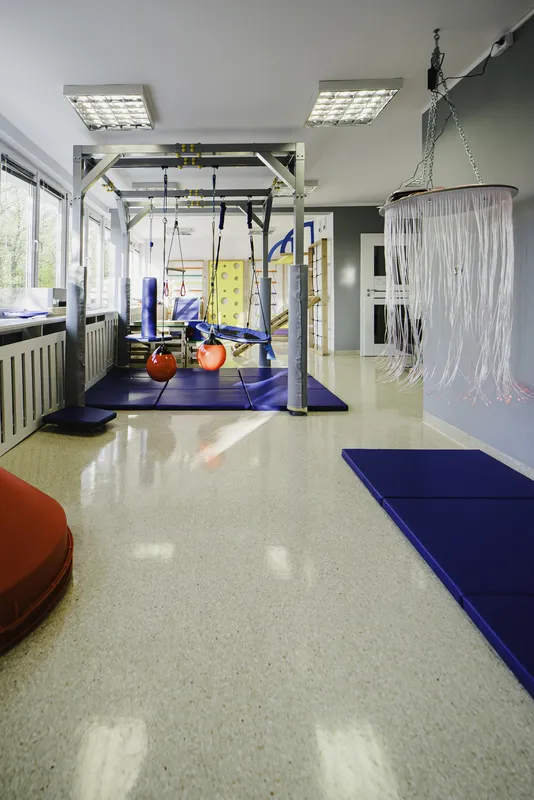 Sala integracji sensorycznej — widok całej sali