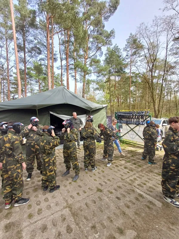 Paintball, uczestnicy w maskach